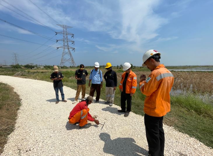 Program CSR pembangunan infrastruktur pengerasan jalan makam Desa Hurip Jaya